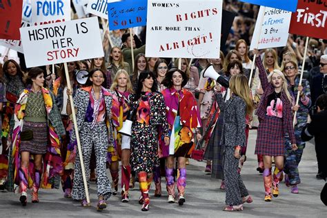 sfilata protesta chanel|Chanel PE 2015: protesta femminista in passerella .